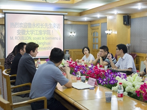 Rouillon, presidente de Shanghai Essca, visitó nuestra empresa para un intercambio.